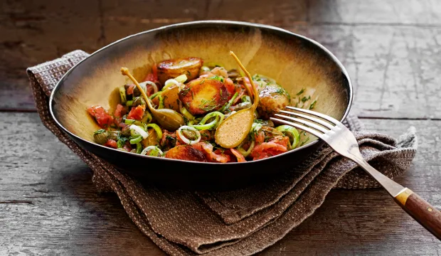 Savustetuista perunoista tehty lohisalaatti