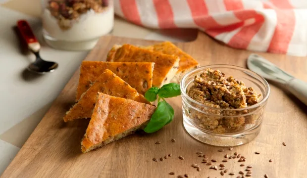 Siemenleipää ja levitettä puulaudalla