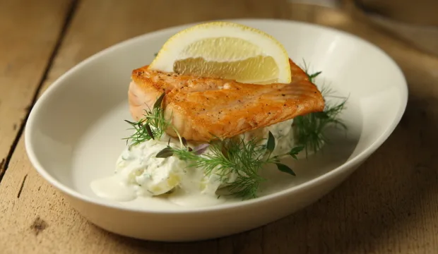 Lohta sitruunaperunoiden kera