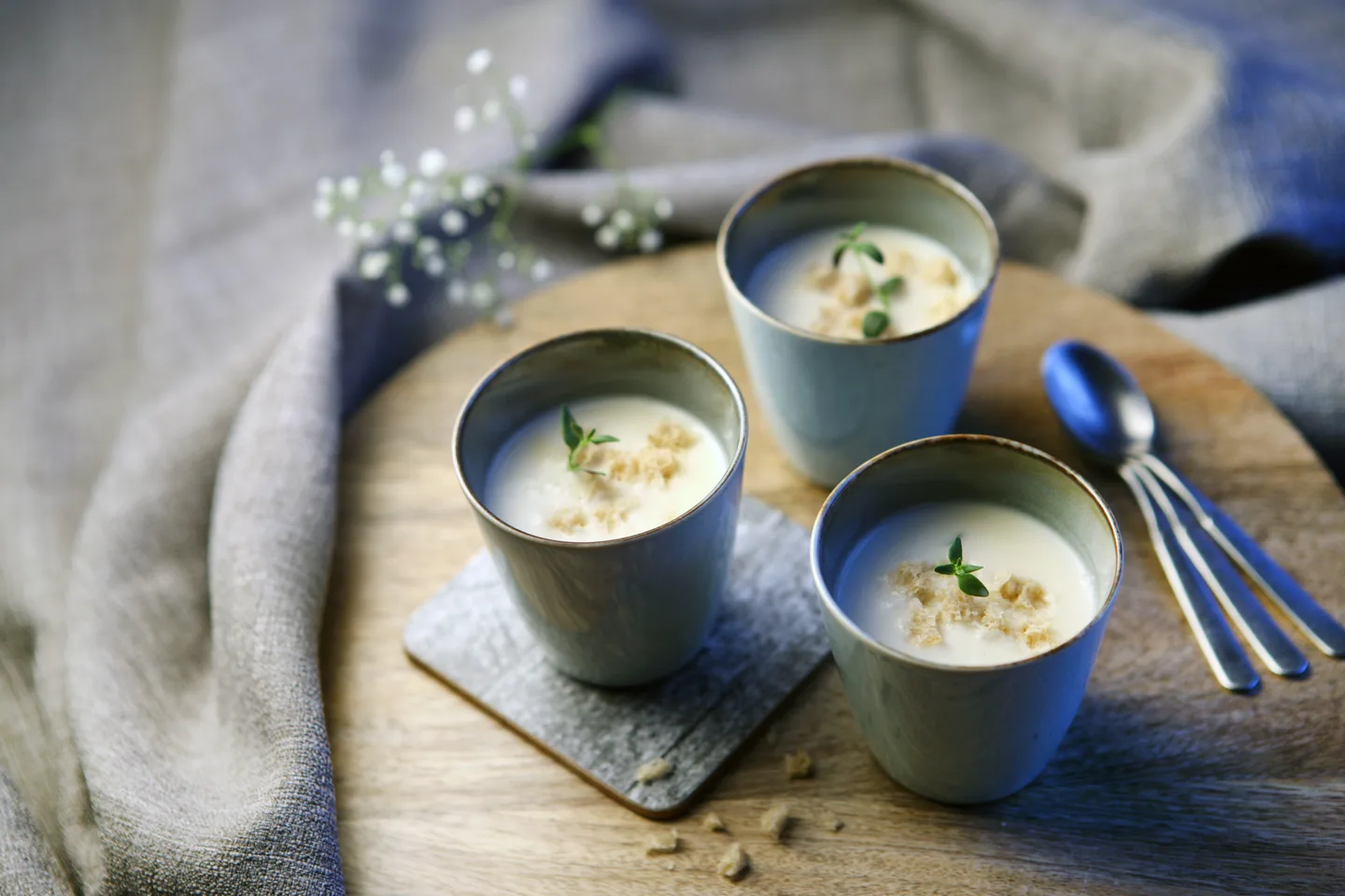 Maa-artisokka-omenakeitto annoskupeissa