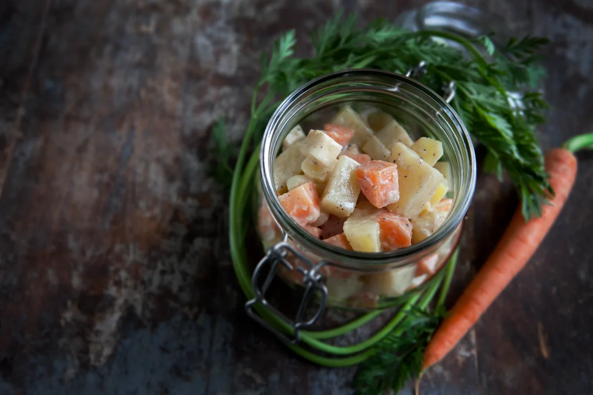 Perunalaattia lasipurkissa