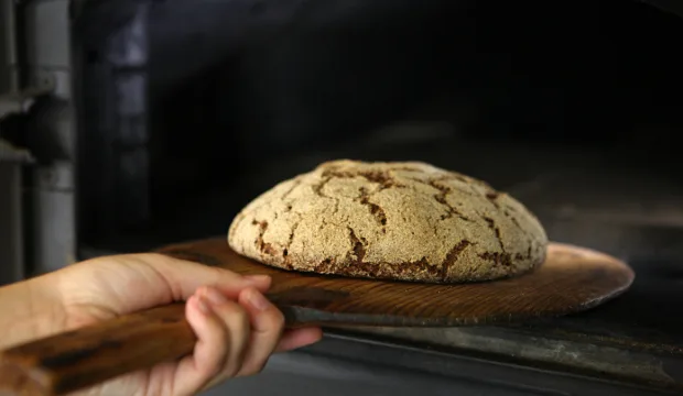 Puolukkaruisleipä leipälaudalla
