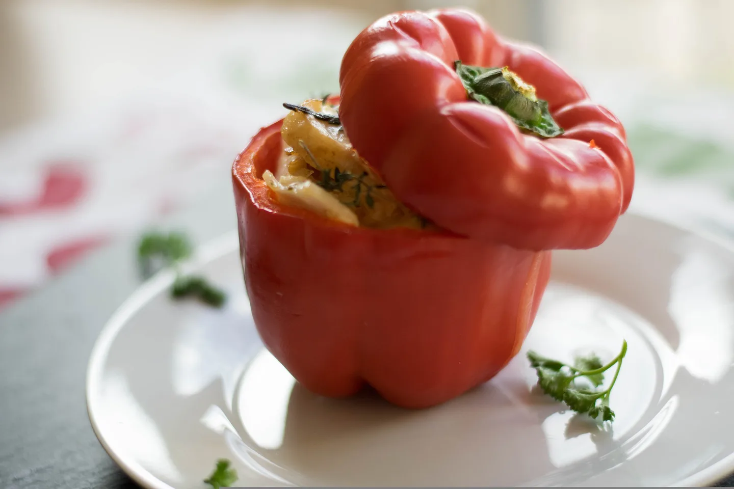 Täytetty punainen paprika