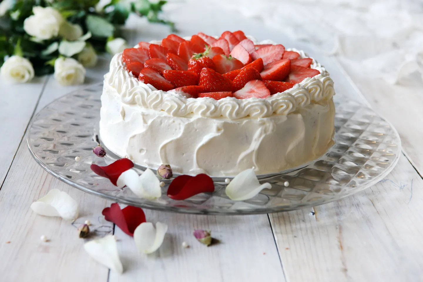 Kermalla koristeltu mansikkatäytekakku