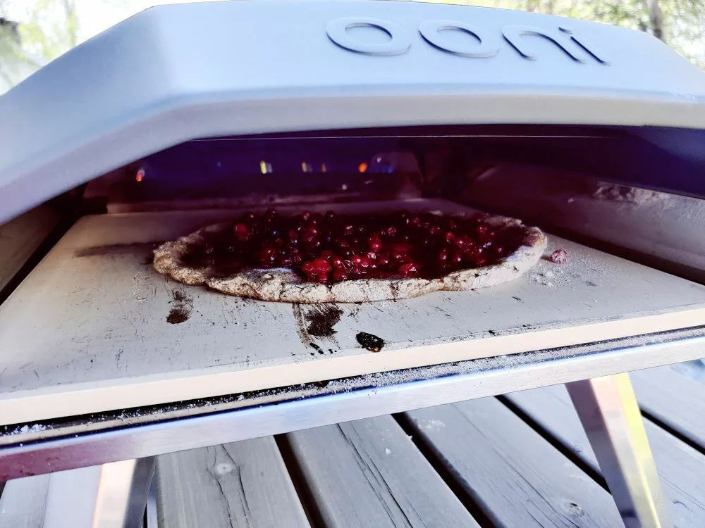 Marjaleipa pizzauunissa Anna Kari