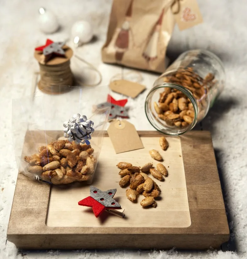 manteleita ja joulukoristeita puualustalla