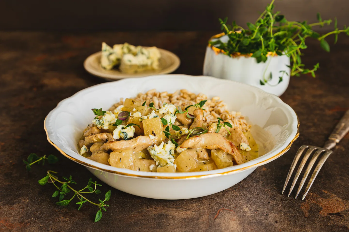 Lihapataa kulhossa, sinihomejuustoa ja timjamia taustalla