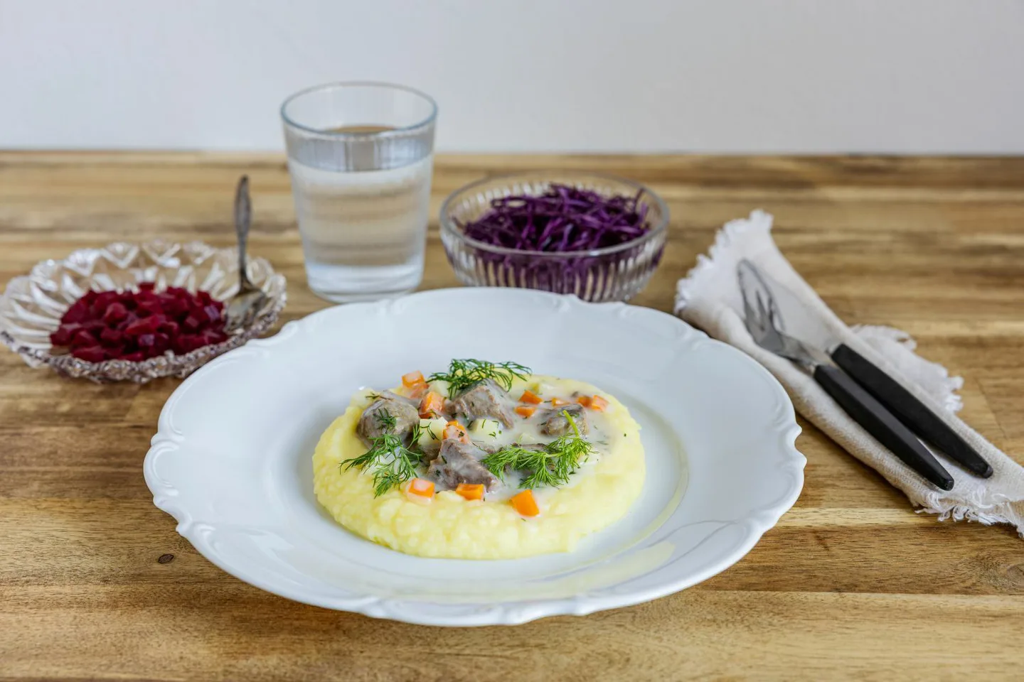 perunasoseen päällä lautasella vaalea lihakastiketta