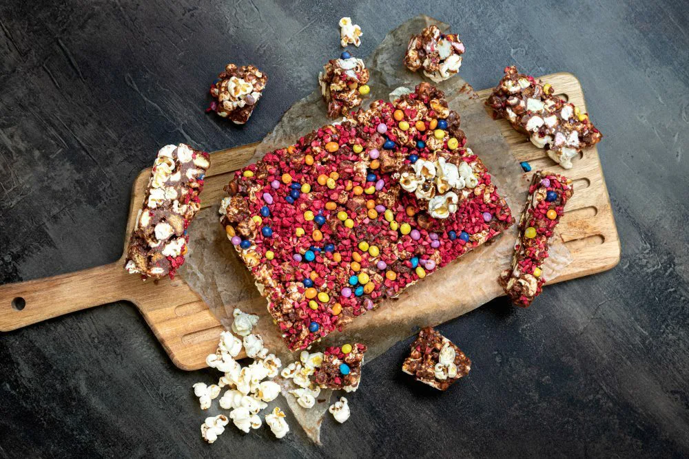 popcornia, karamelleja ja suklaata