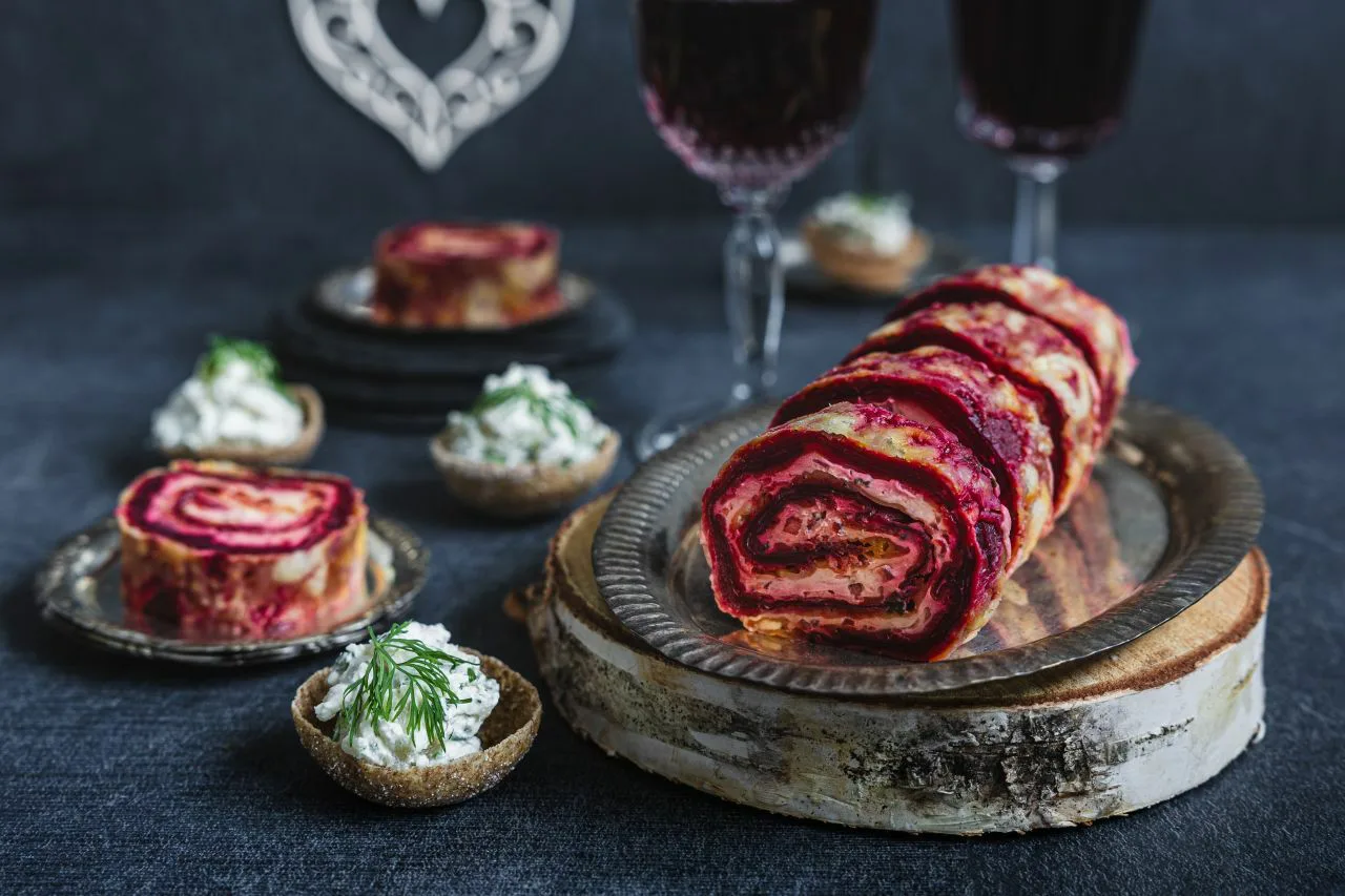 punajuurista tehty, juustolla täytetty kääretorttumainen paistos