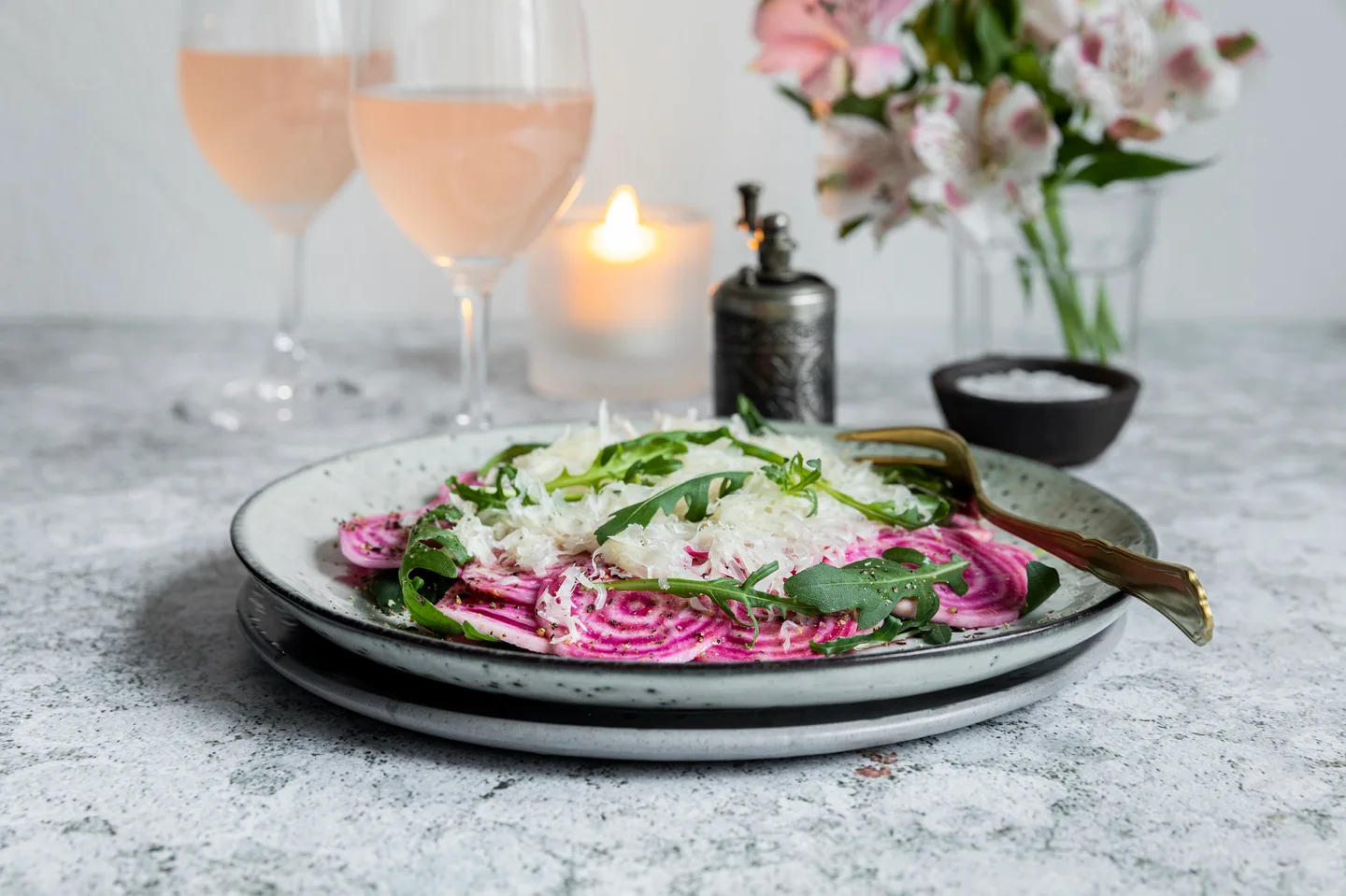 Raitajuuri-carpaccio ja lasit juomaa