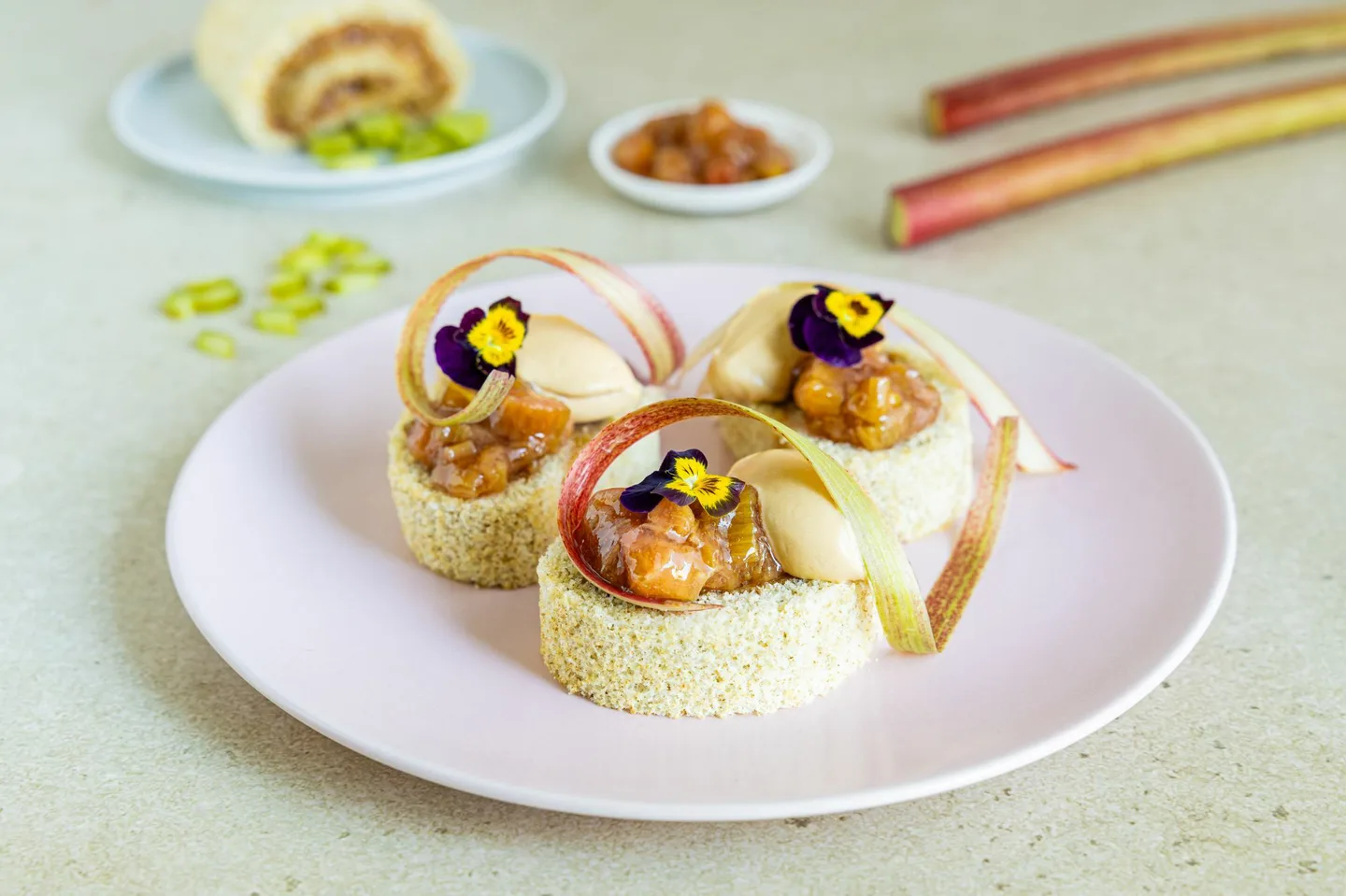 Raparperi–väinönputkikääretorttu Kati Laszka