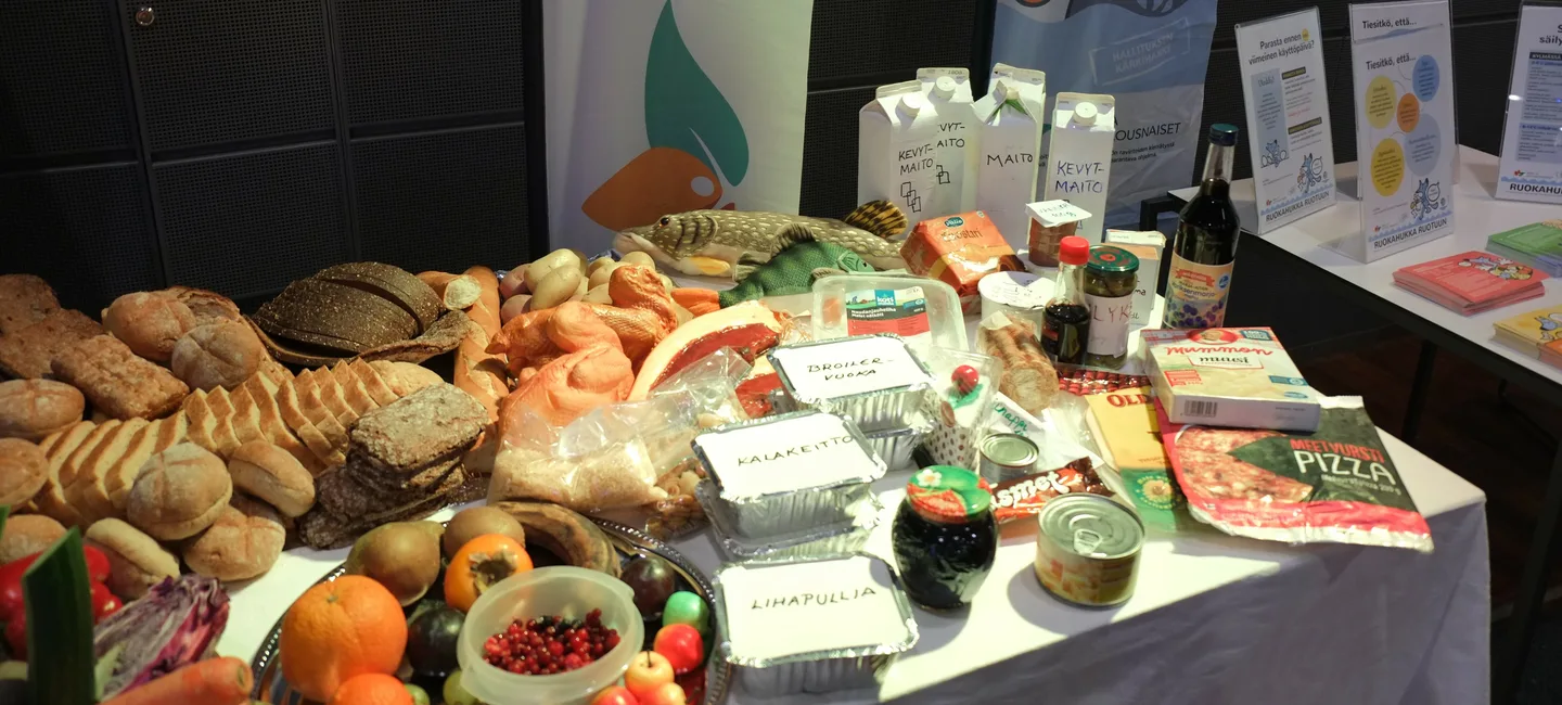 erilaisia hävikkiruokia pöydällä
