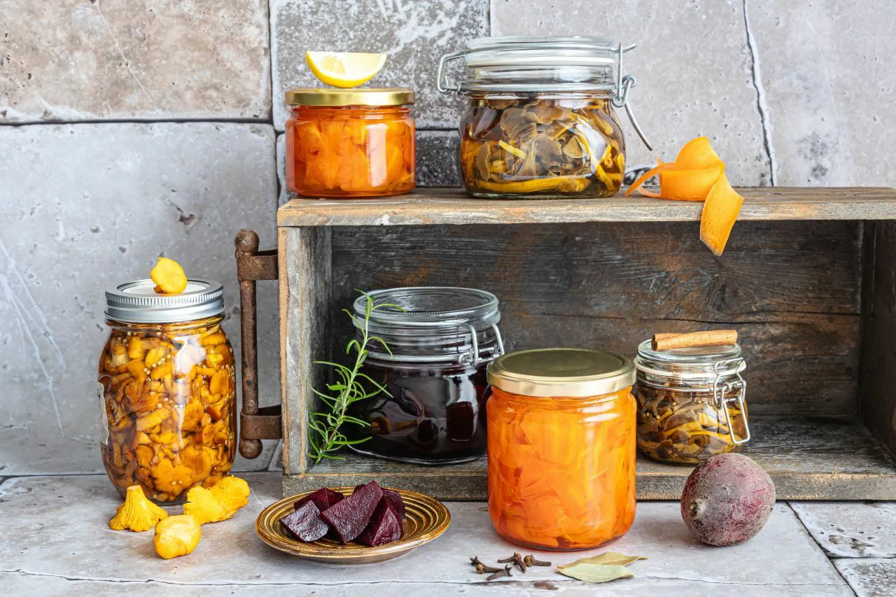 sieni- ja kasvissäilykkeitä lasipurkeissa kuvaaja Kati Laszka