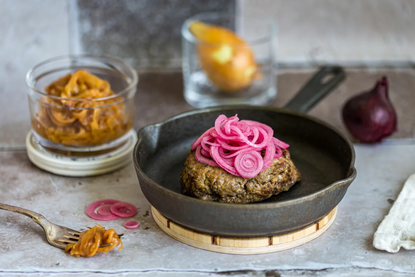 pikkelöityä punasipulia karamellisoitua sipulia jauhelihapihvin kanssa