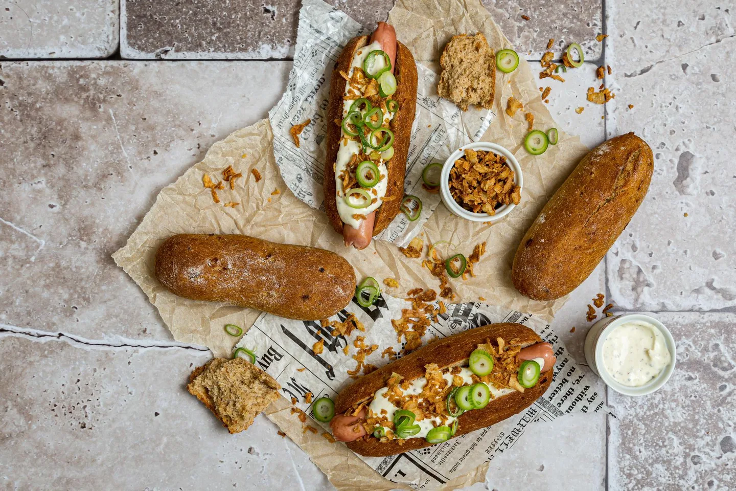 sämpylöitä hotdog paahdettua sipulia