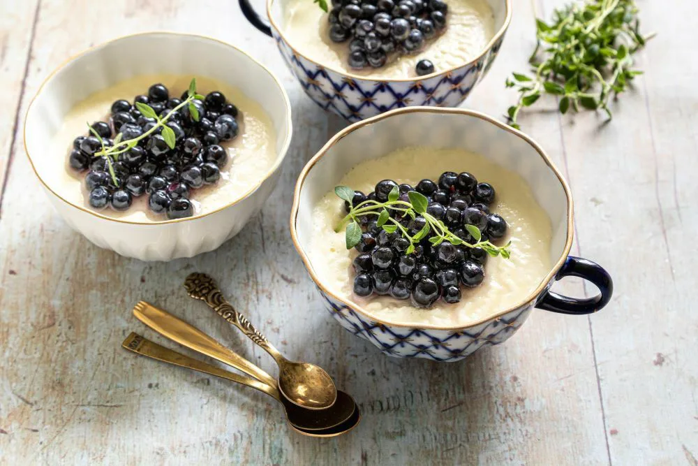teekupeissa kermavanukasta, mustikoita ja timjaminoksia