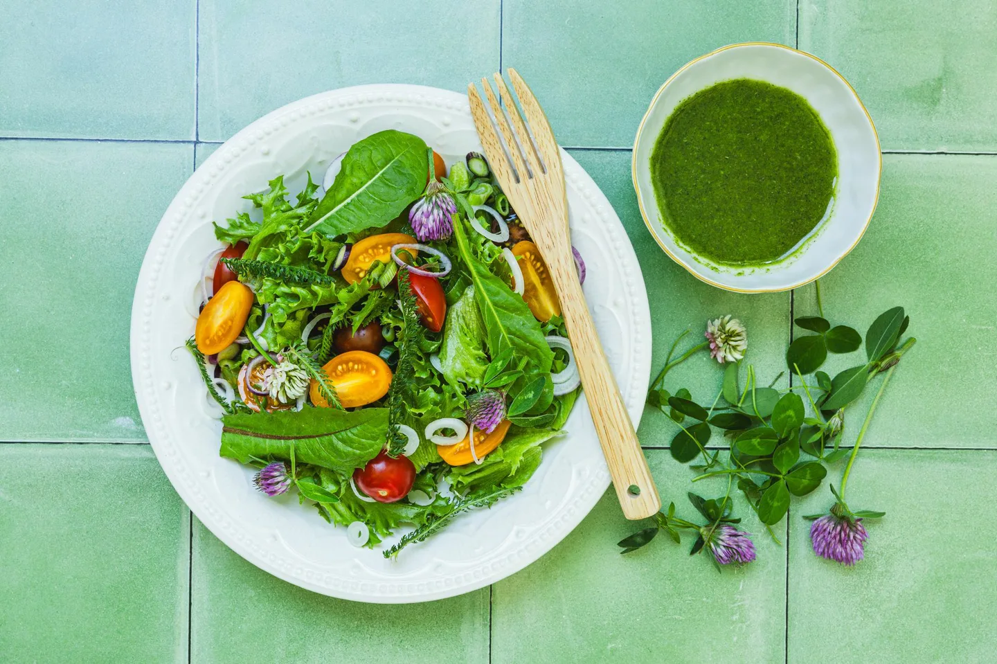Vihreä villisalaatti lautasella Kati Laszka