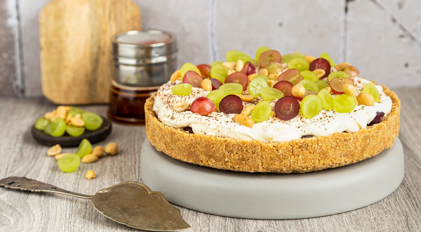 Viinirypäleitä tortun päällä, viinirypäleitä, kakkulapio