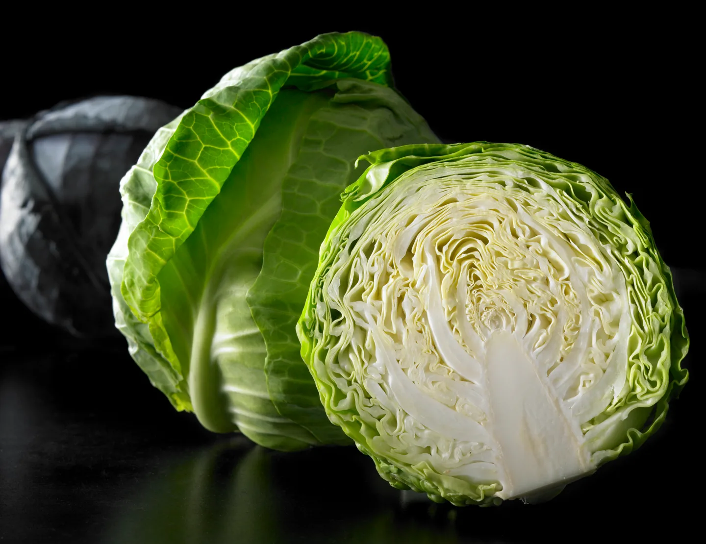 Halkaistu ja kokonainen valkokaali