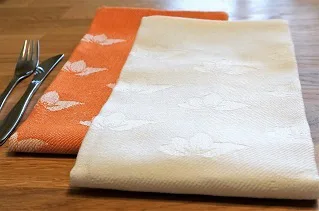 kaksi keittiöpyyhettä pöydällä