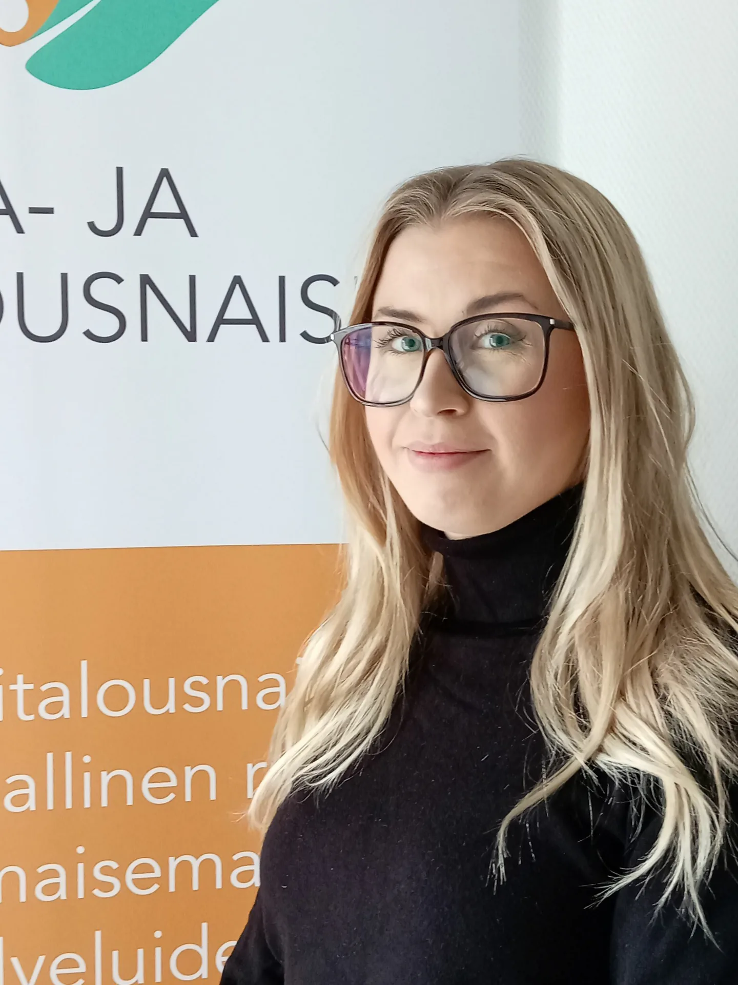 Vaaleahiuksinen silmälasipäinen Janiina Pullinen