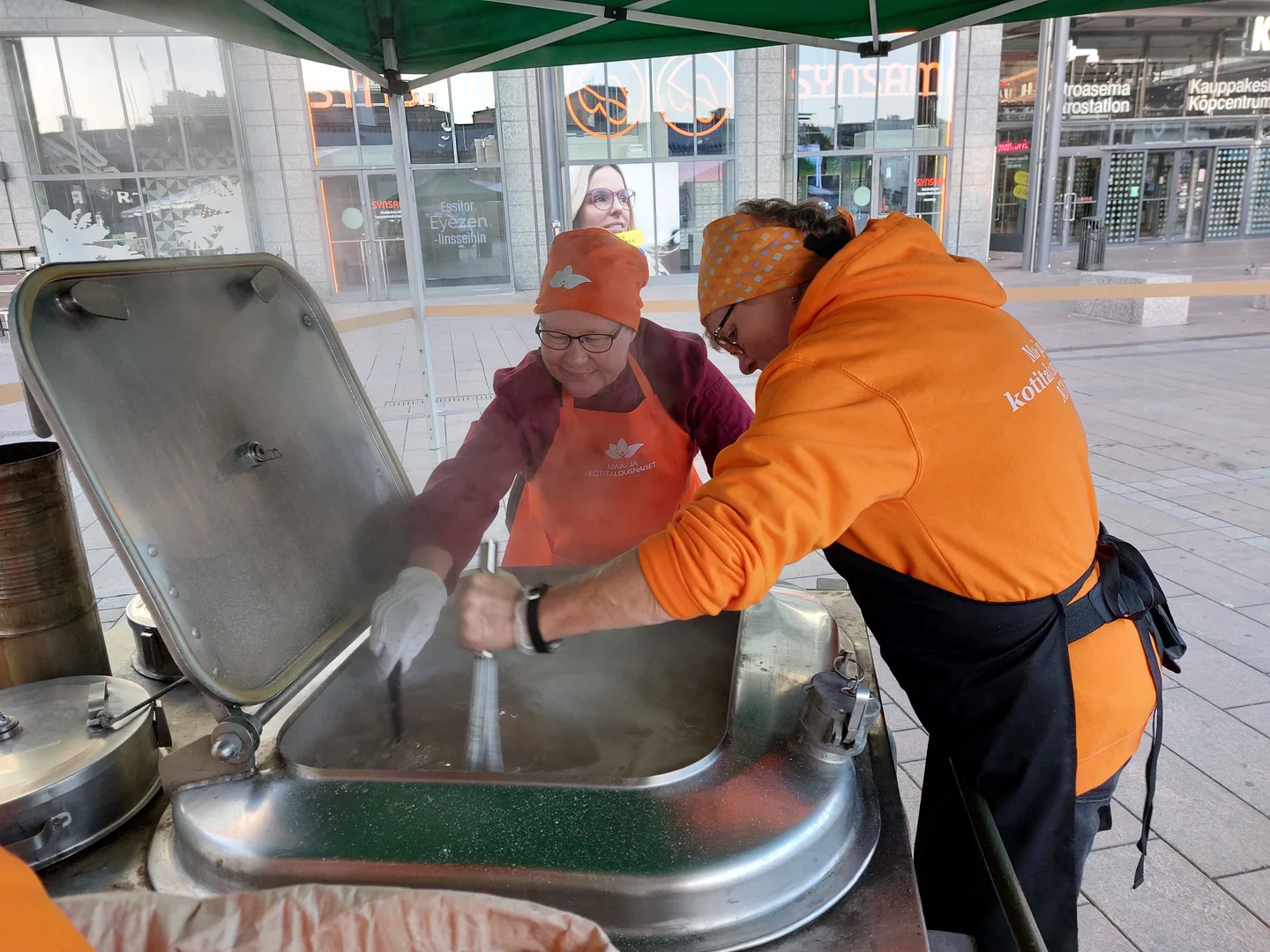 Puuron keitto Mirja Pummila ja Riitta Nukarinen Kuva Helena Velin