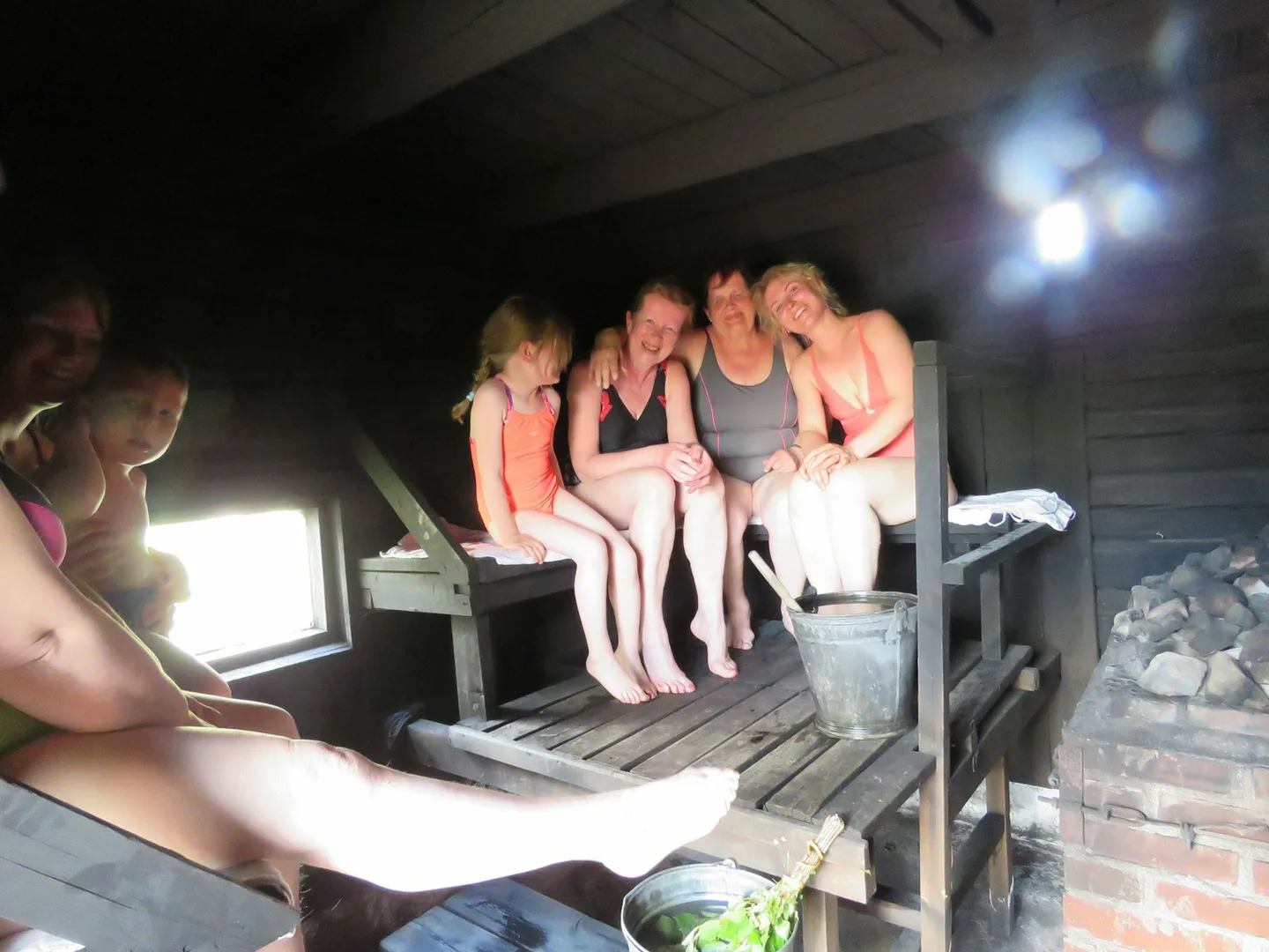 Saunassa Kuva Karoliina Kirvela19025287 1656802361029117 4236686813636234 o1 kopio