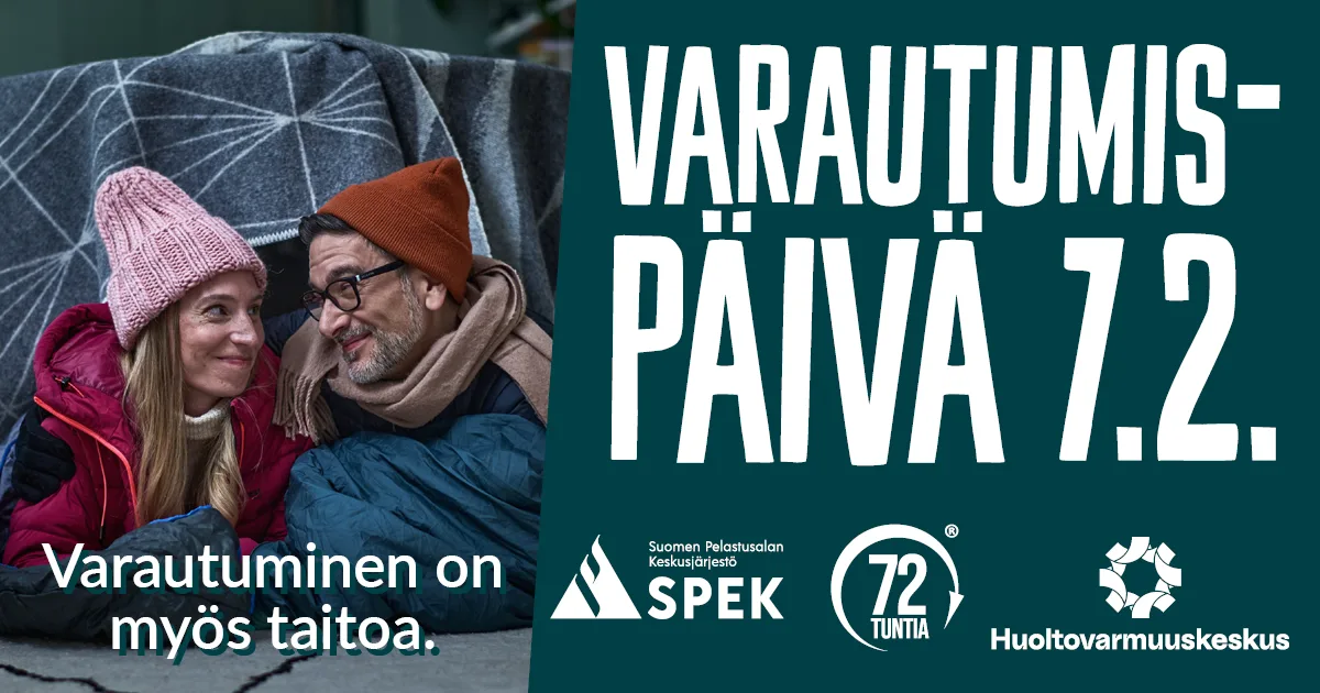 Varautumispäivän 7.2.2026 mainos, kuvassa lämpimästi pukeutunut mies ja nainen kurkkaavat filttimajasta. Kuva SPEK