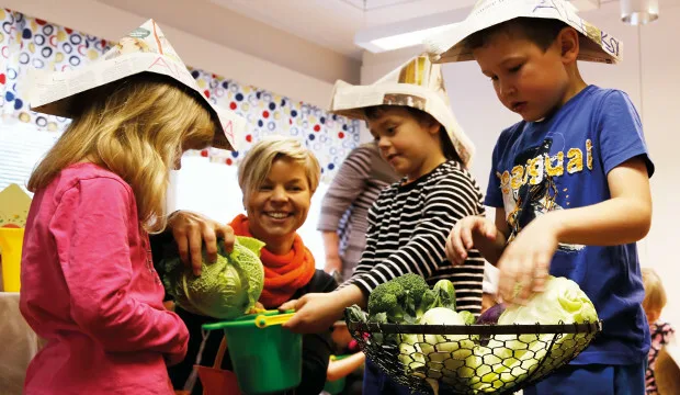 Ruokarohkeat salapoliisit tutkivat kasvisten värejä Henna Kyyrän opastuksella. Kuva Essi Jokela.
