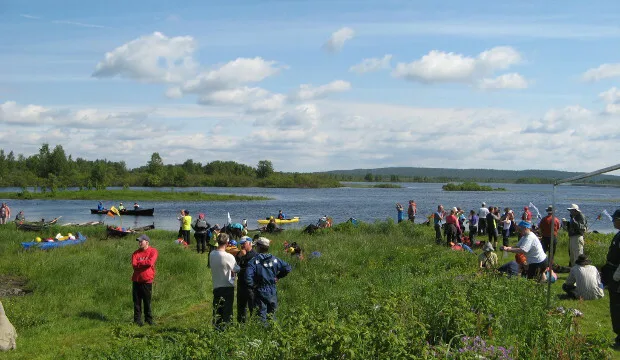 Iijokisoudun väkeä tauolla Sotkajärvellä heinäkuussa 2015. Kuva Kalle Hellström