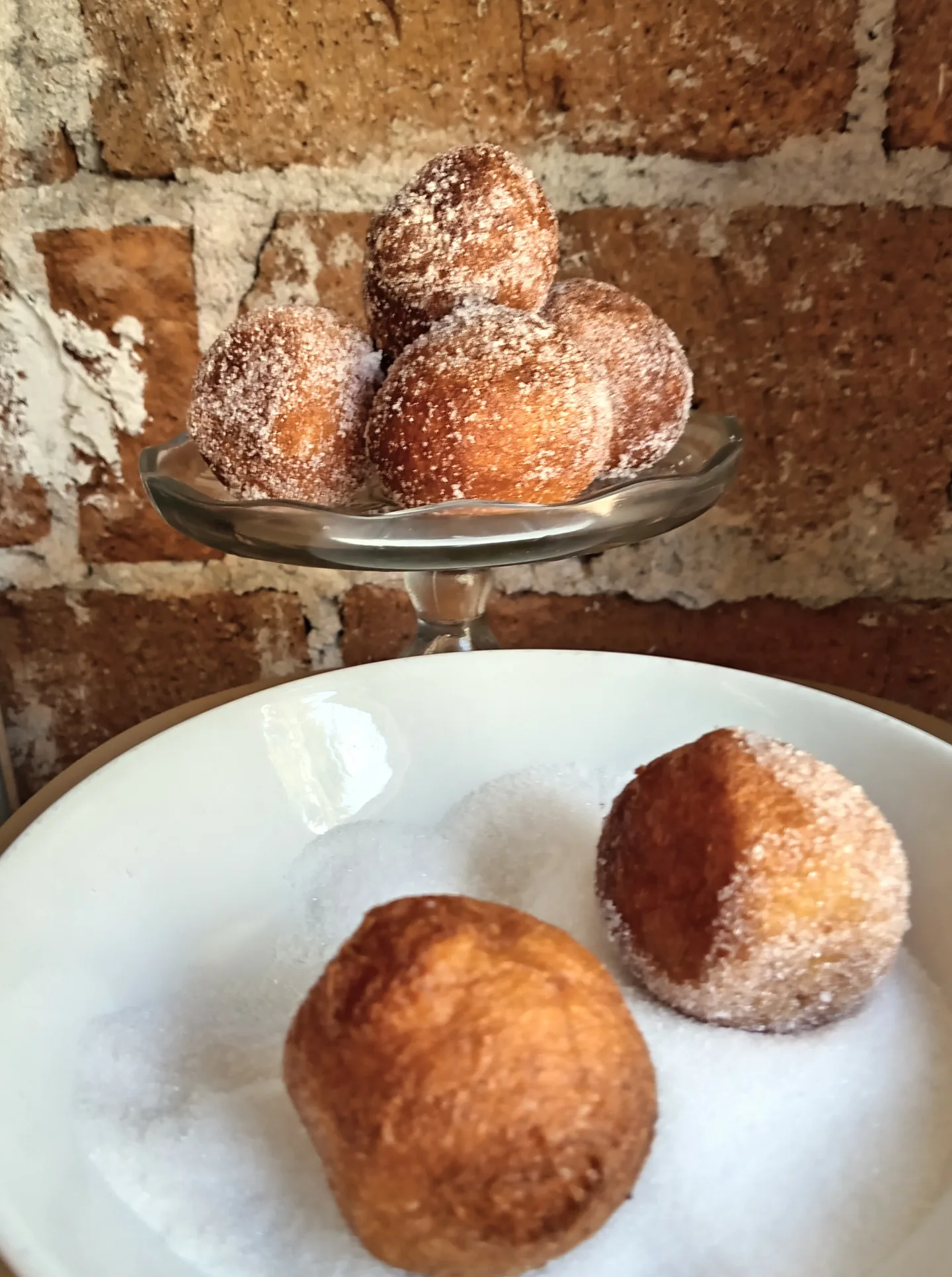 Munkkeja vadilla ja lautasella MK