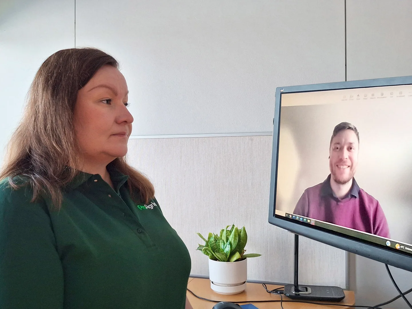 ProAgria tilitoimiston kirjanpitäjä Riikka Albrech keskustelee asiakkaan kanssa etäyhteydellä.