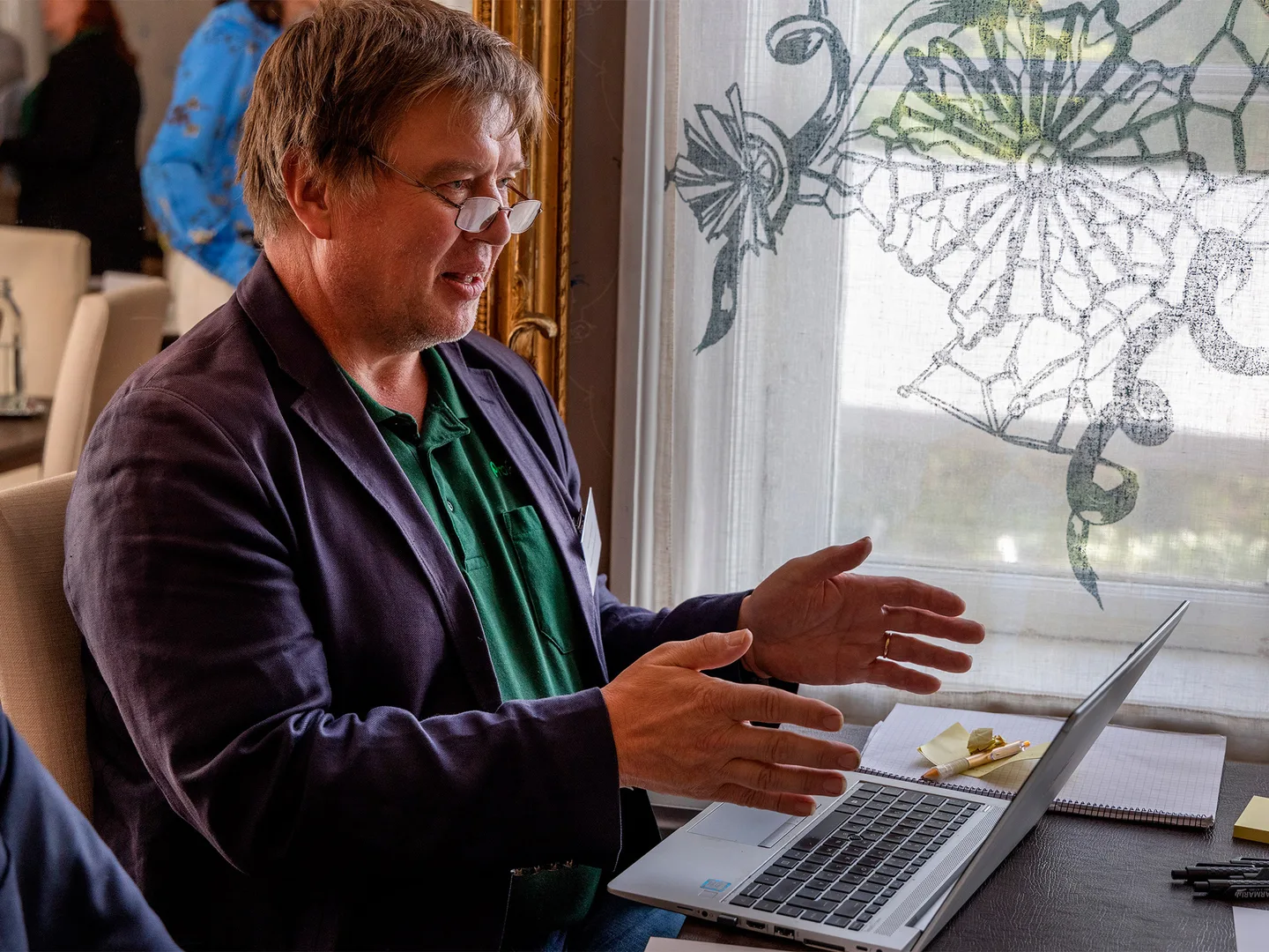 ProAgria Etelä-Savon palvelu- ja kehityspäällikkö puhumassa yrittäjille.