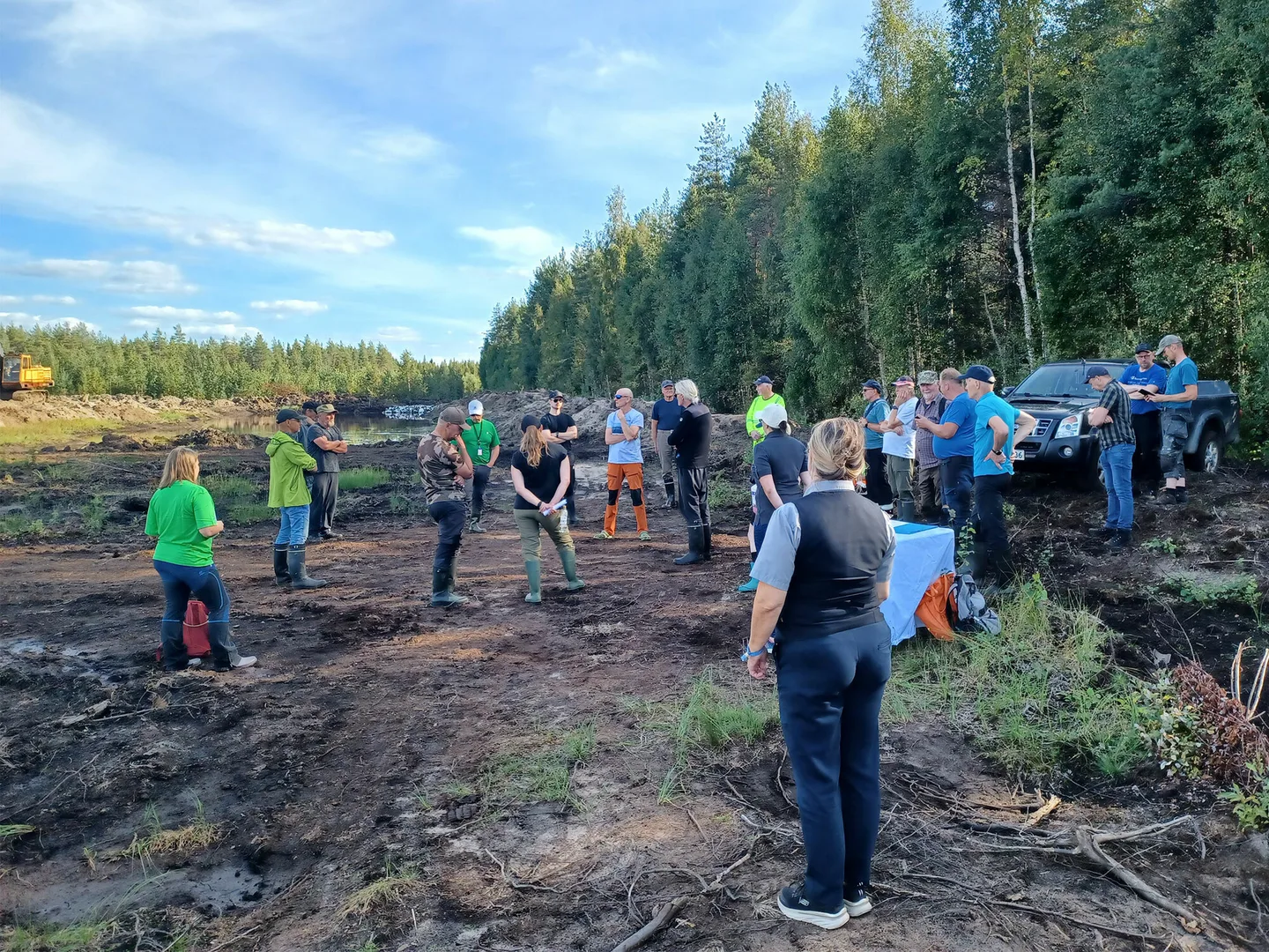 Ihmisia tutustumassa Hirsikankaansuon kosteikkotyomaahan