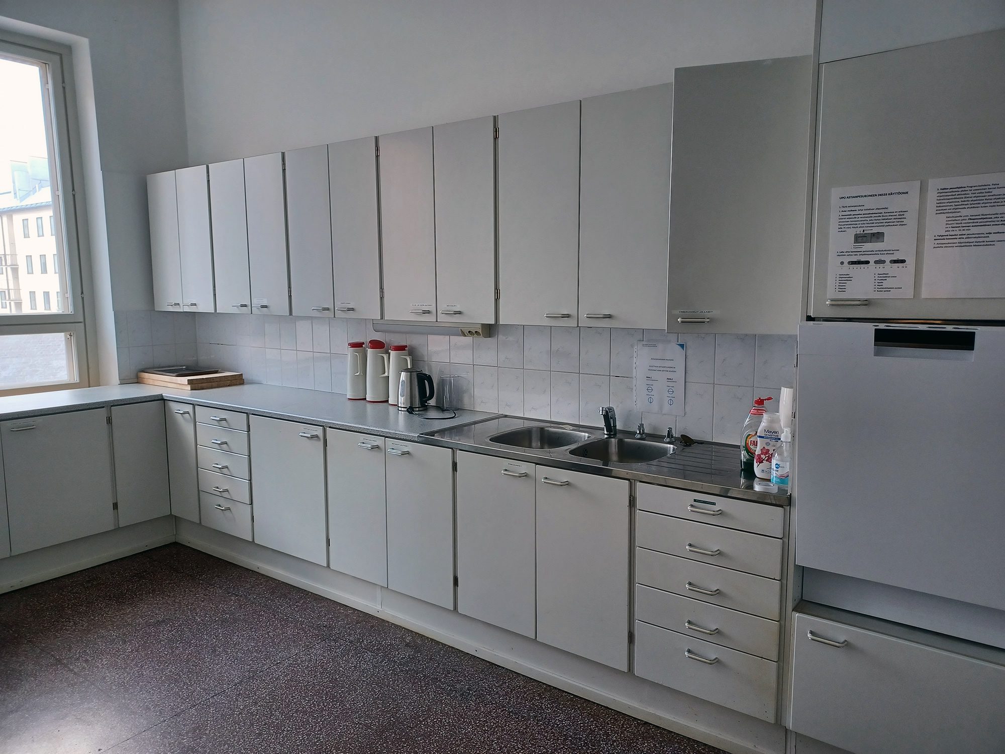Raatimies kokoustilan keittiö