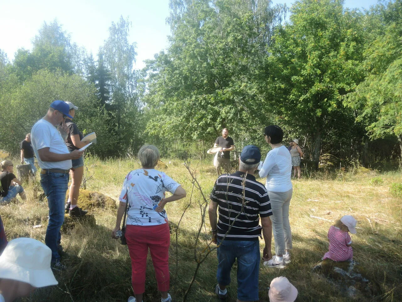 Ihmisiä lammaslaitumella Tolvilassa