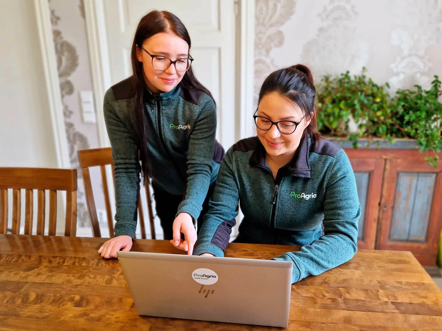 Moona Mattila ja Lindakurkioja koneen aarella