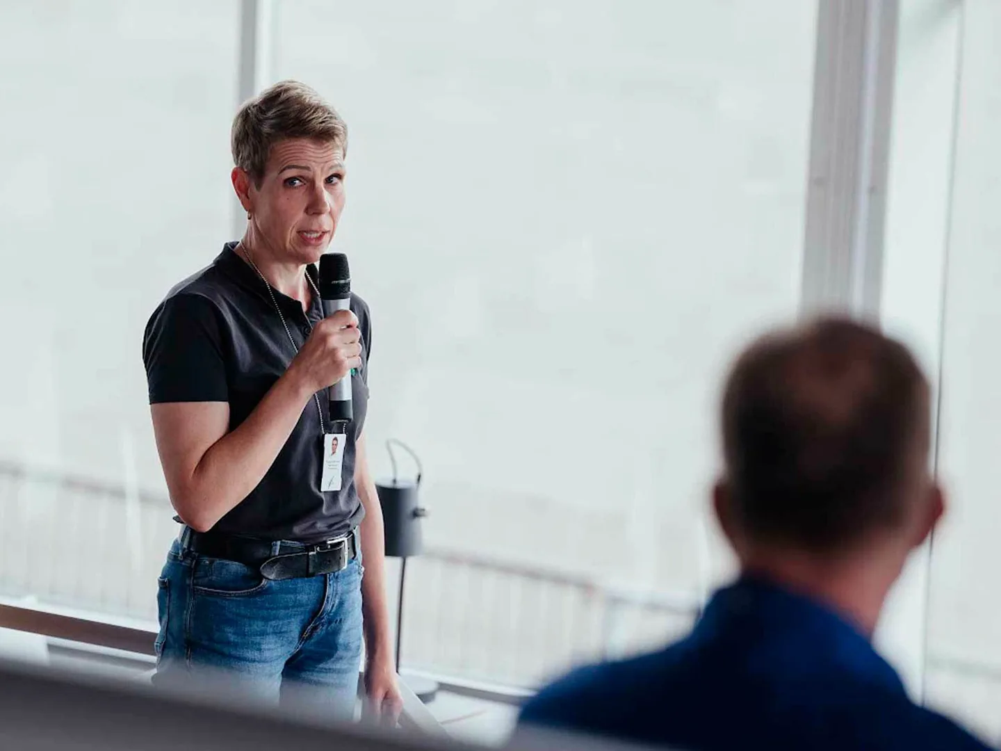 Tiina Heinonen puhuu mikrofoniin kuva Moona Mantyvaara