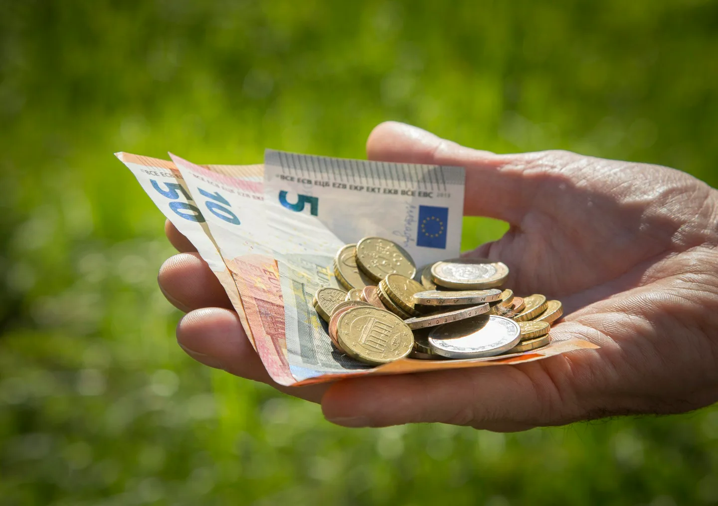 Uutinen elpymisvarat setelit ja kolikot kammenella