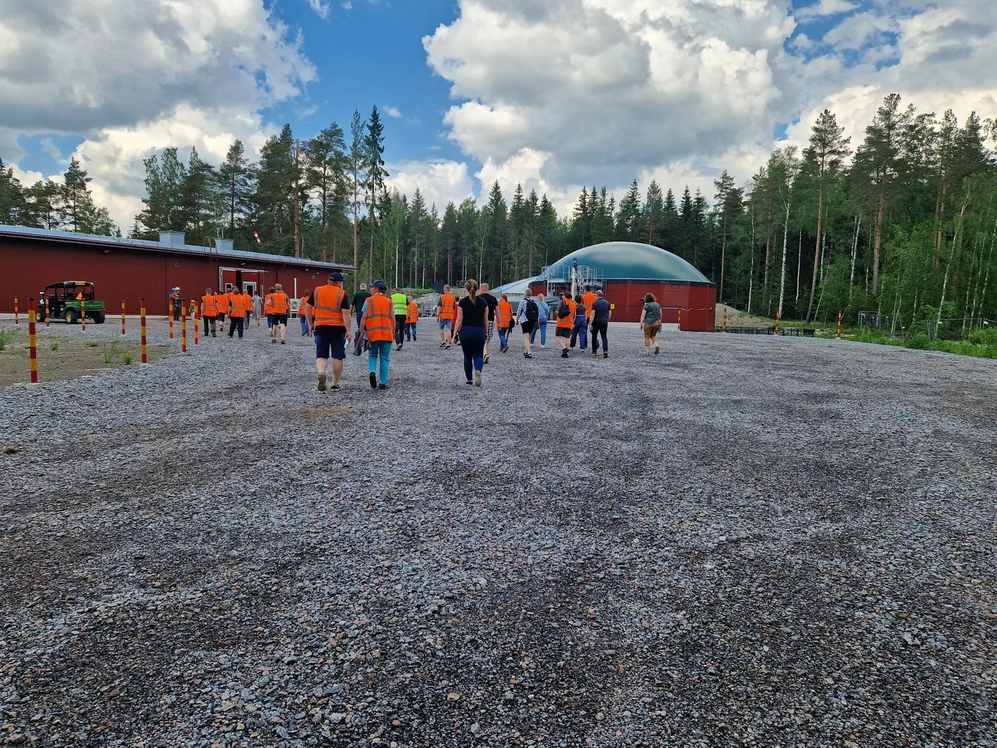 Ihmisia Luken biokaasulaitoksen luona 1