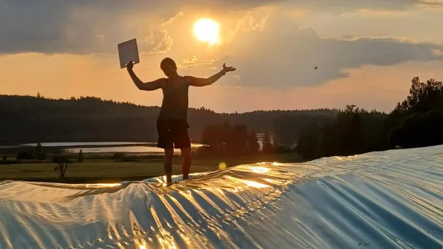 Nainen ja peltomaisema