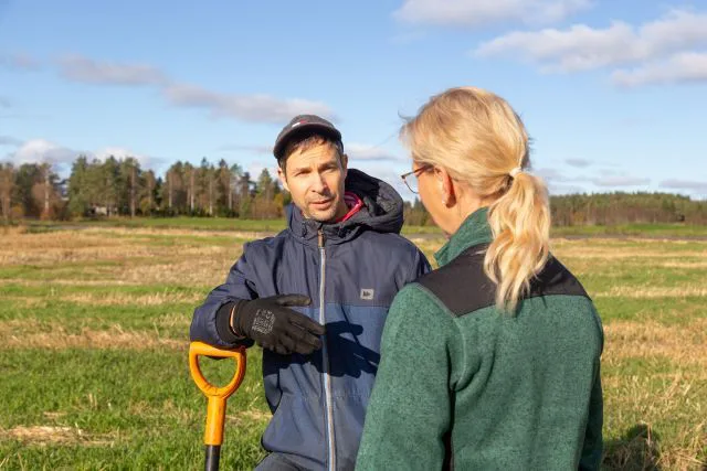 Viljelijä ja Pro Agrian asiantuntija. Kuva: Essi Jokela, ProAgria