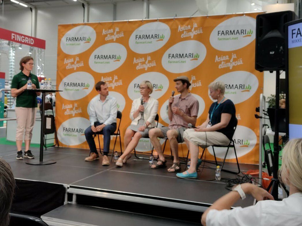 Sari Peltonen haastatteli panelisteja Ernesto Hartikainen, Liisa Pietola, Juuso Joona ja Helena Soinne