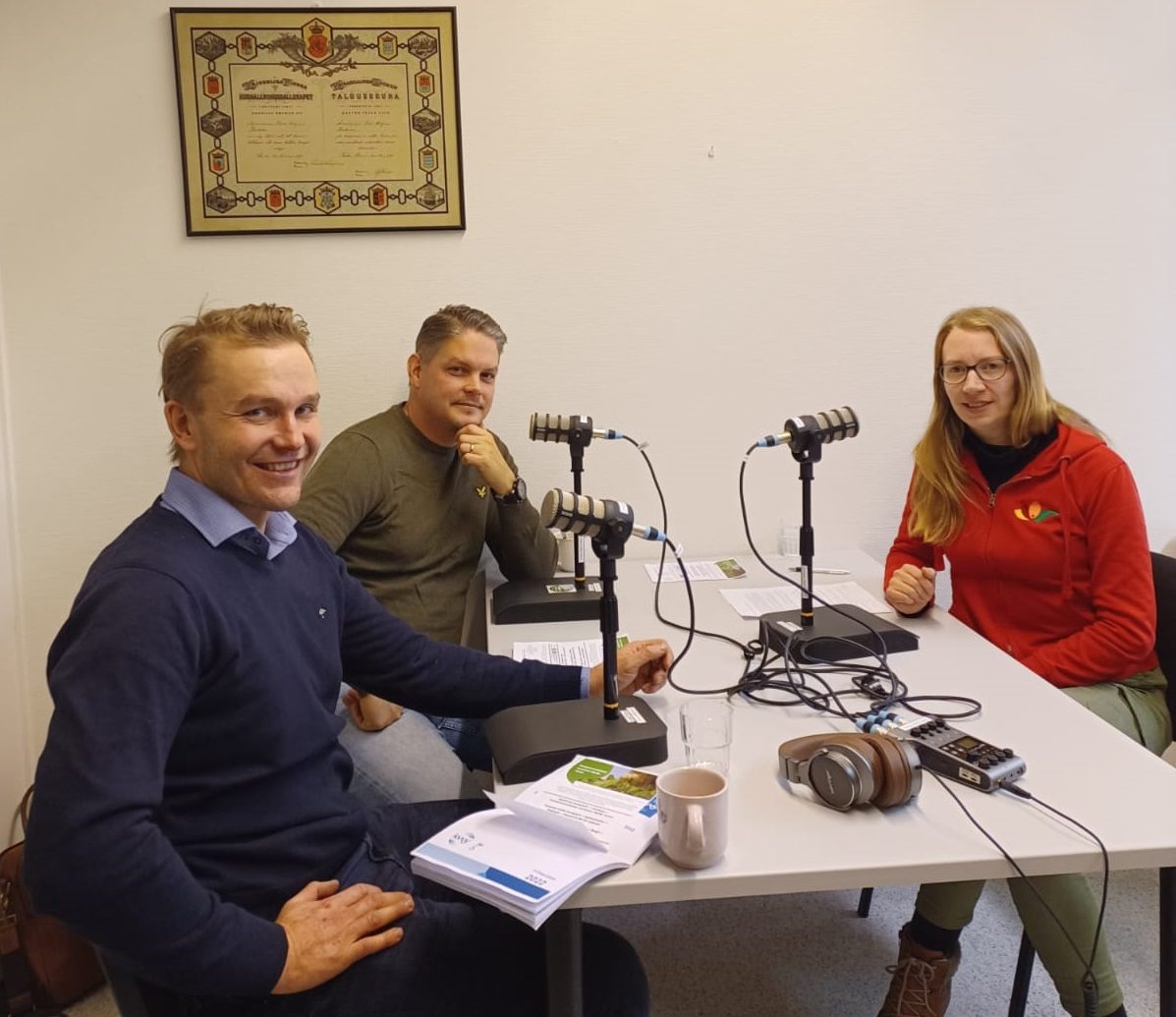 Haastateltavinan Juho Vaissi ja Tuomo Laitinen, haastattelijana Paula Salonen