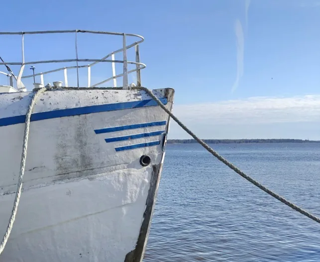 Aluksen keula laiturissa merenrannassa kalasta arvoa tunnuskuva