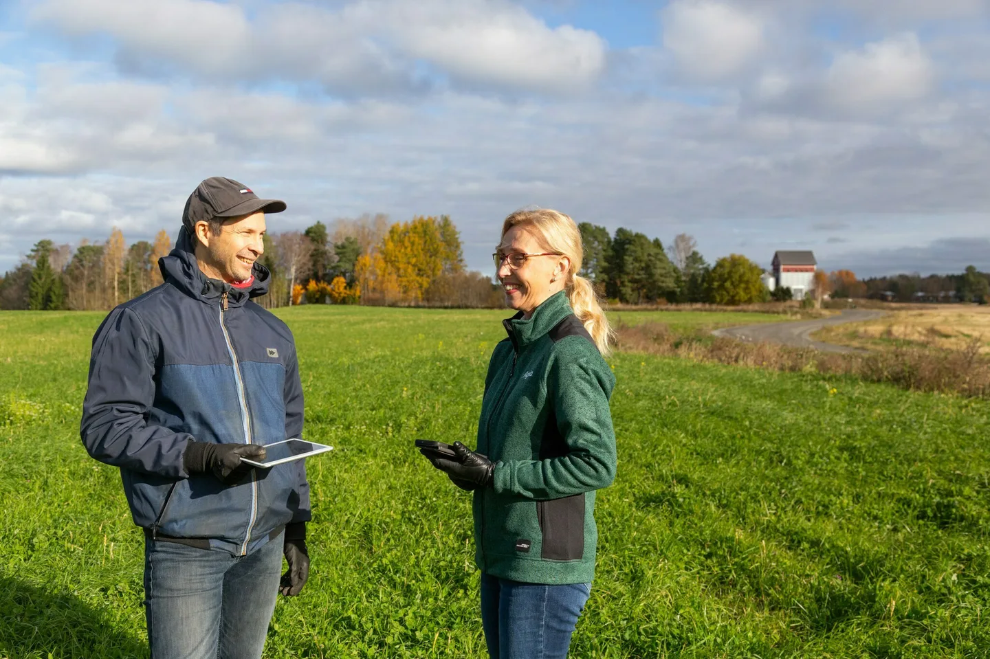 Asiantuntija ja asiakas pellolla syksylla tabletti kadessa