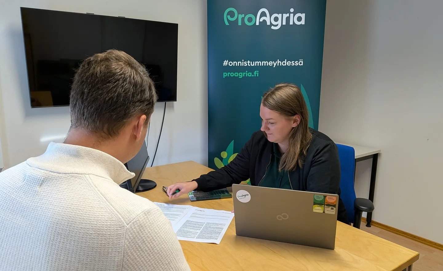 Tilitoimistoasiantuntija auttaa veroilmoituksen kanssa.