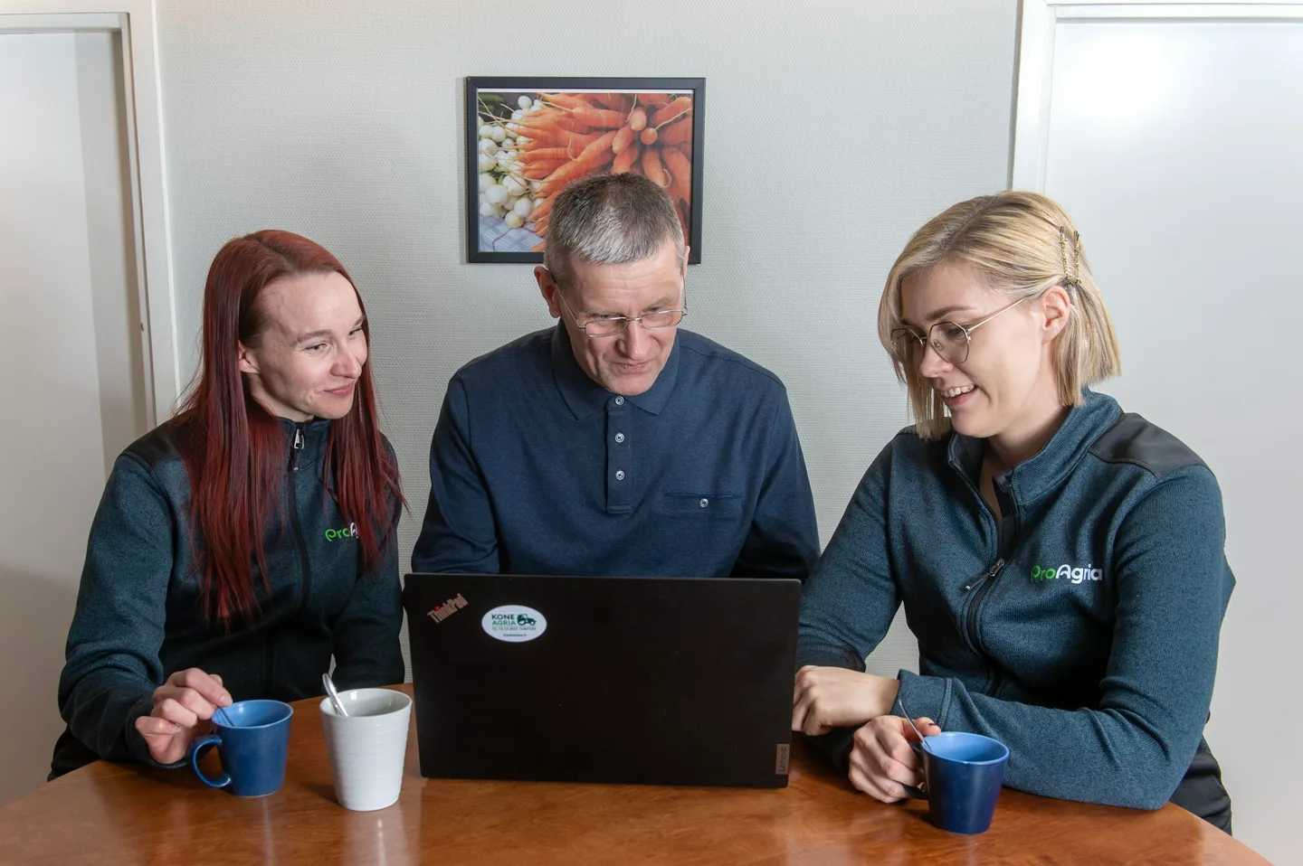 Asiantuntijoita poydan aarella 7