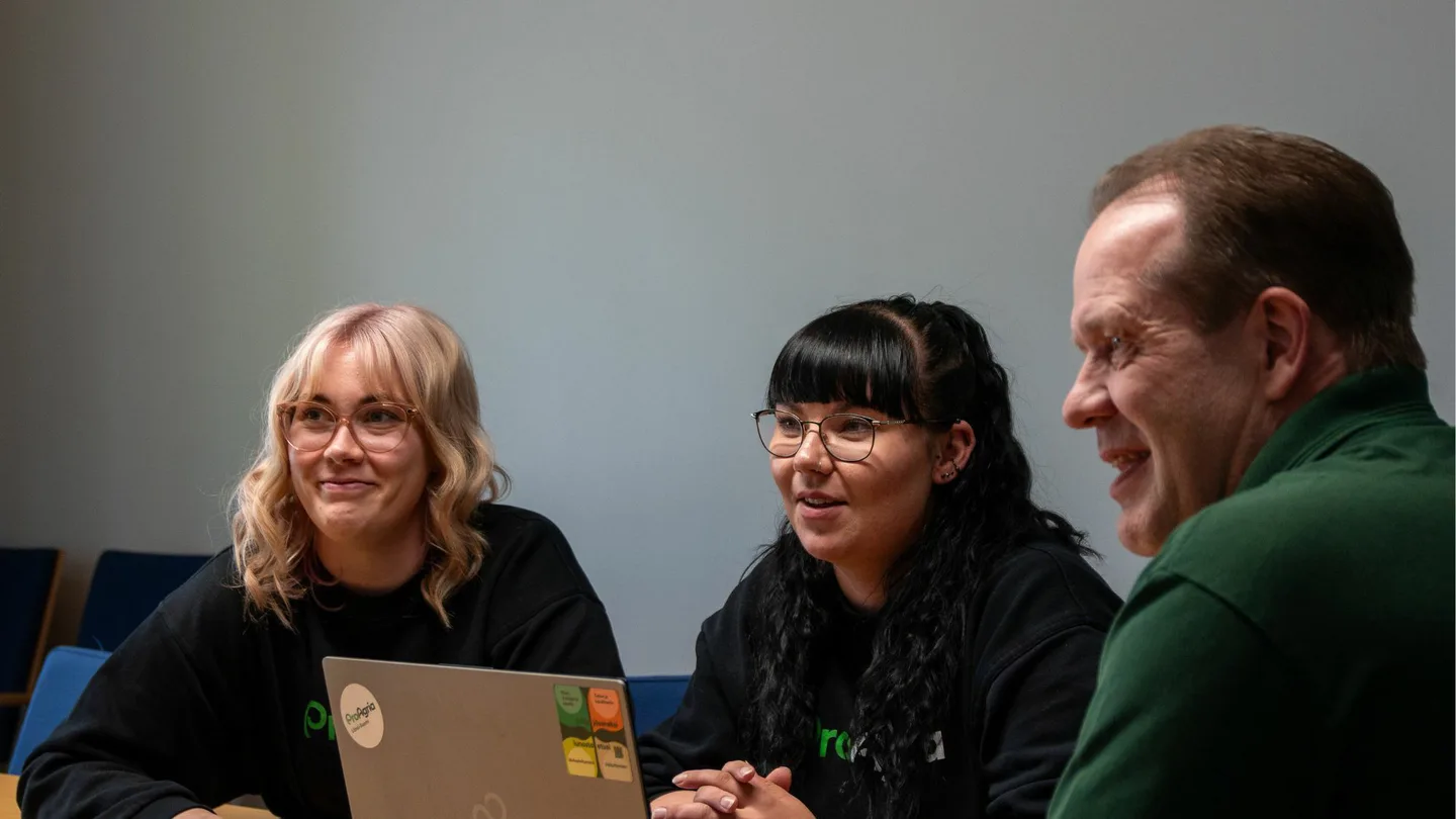 Talousasiantuntijoita tietokoneen aarella 2025 1